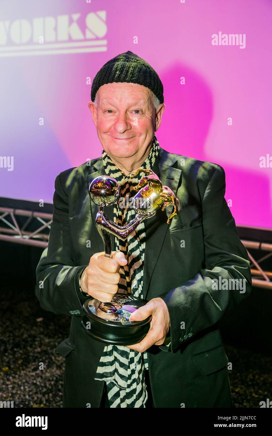 Il leggendario comico Pieter Dirk Uys con il suo premio Lifetime Achievement Award ai Comics Choice Awards Foto Stock