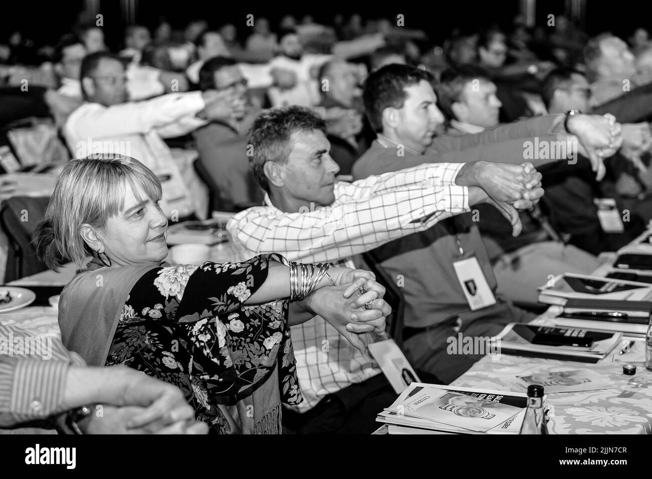 Una scala di grigi di delegati che partecipano a un convegno di vendita in un grande centro congressi a Johannesburg, Sudafrica Foto Stock