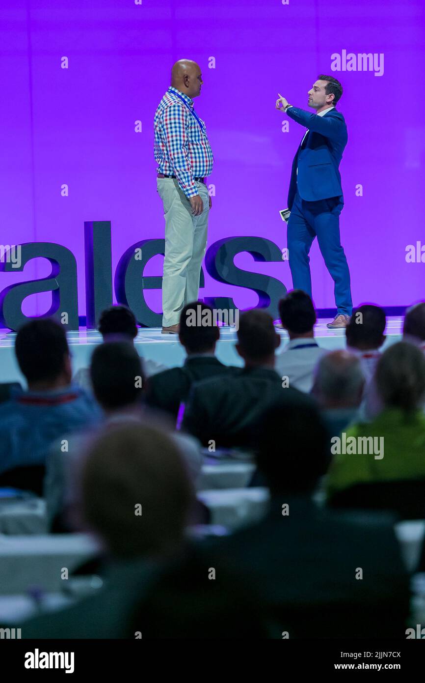 Il Mentalista delle celebrità Gilan Gork sul palco della Think Sales Convention Foto Stock