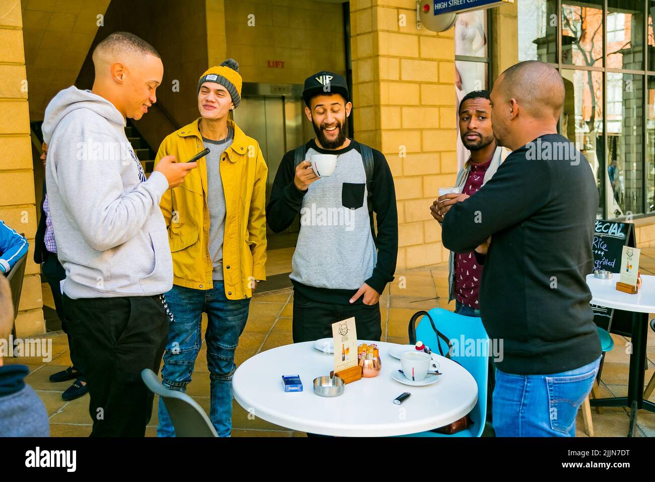 Gli ospiti VIP maschili socializzano ai Comics Choice Awards di Johannesburg, Sudafrica Foto Stock