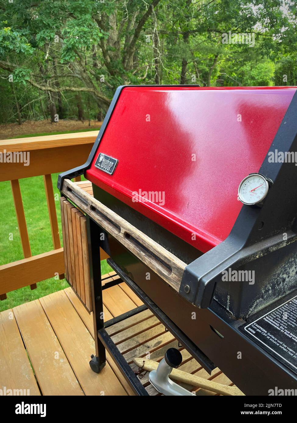Bright Red Weber Grill on A Backyard Deck, USA, 2022 Foto Stock