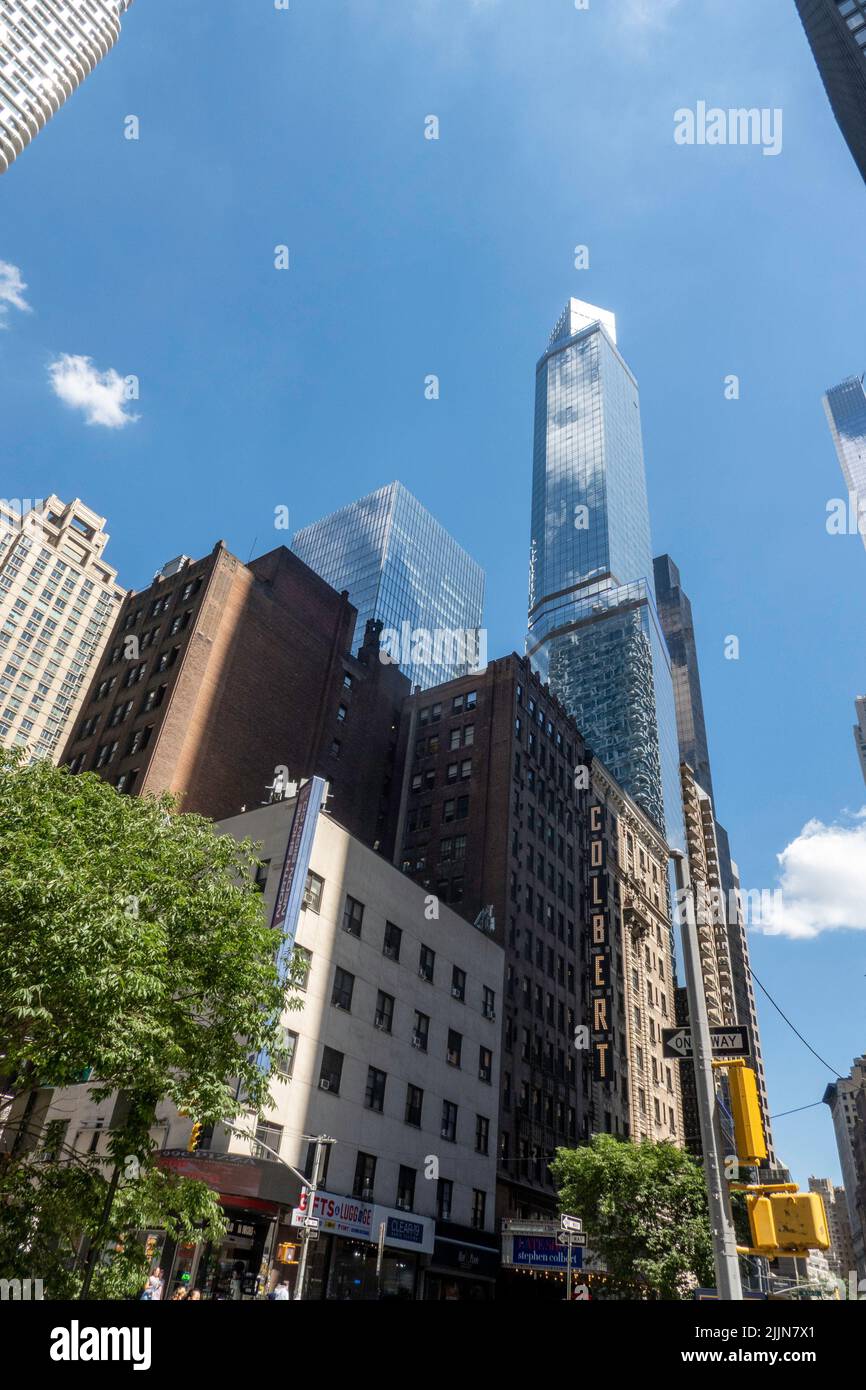 SuperTall Central Park Tower Skyscraper visto da Broadway e Times Square, New York City, USA 2022 Foto Stock