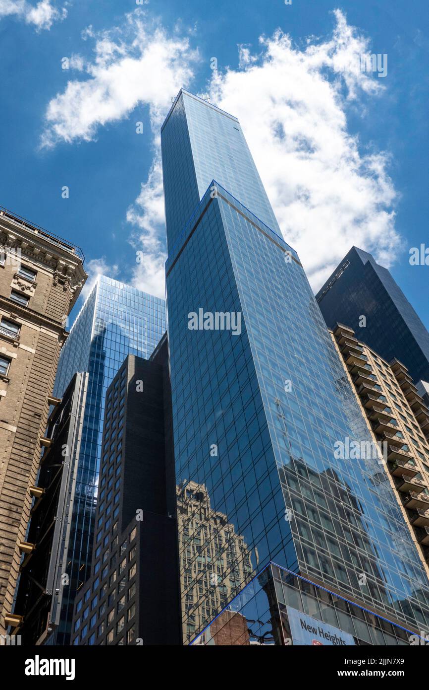 SuperTall Central Park Tower Skyscraper visto da Broadway e Times Square, New York City, USA 2022 Foto Stock