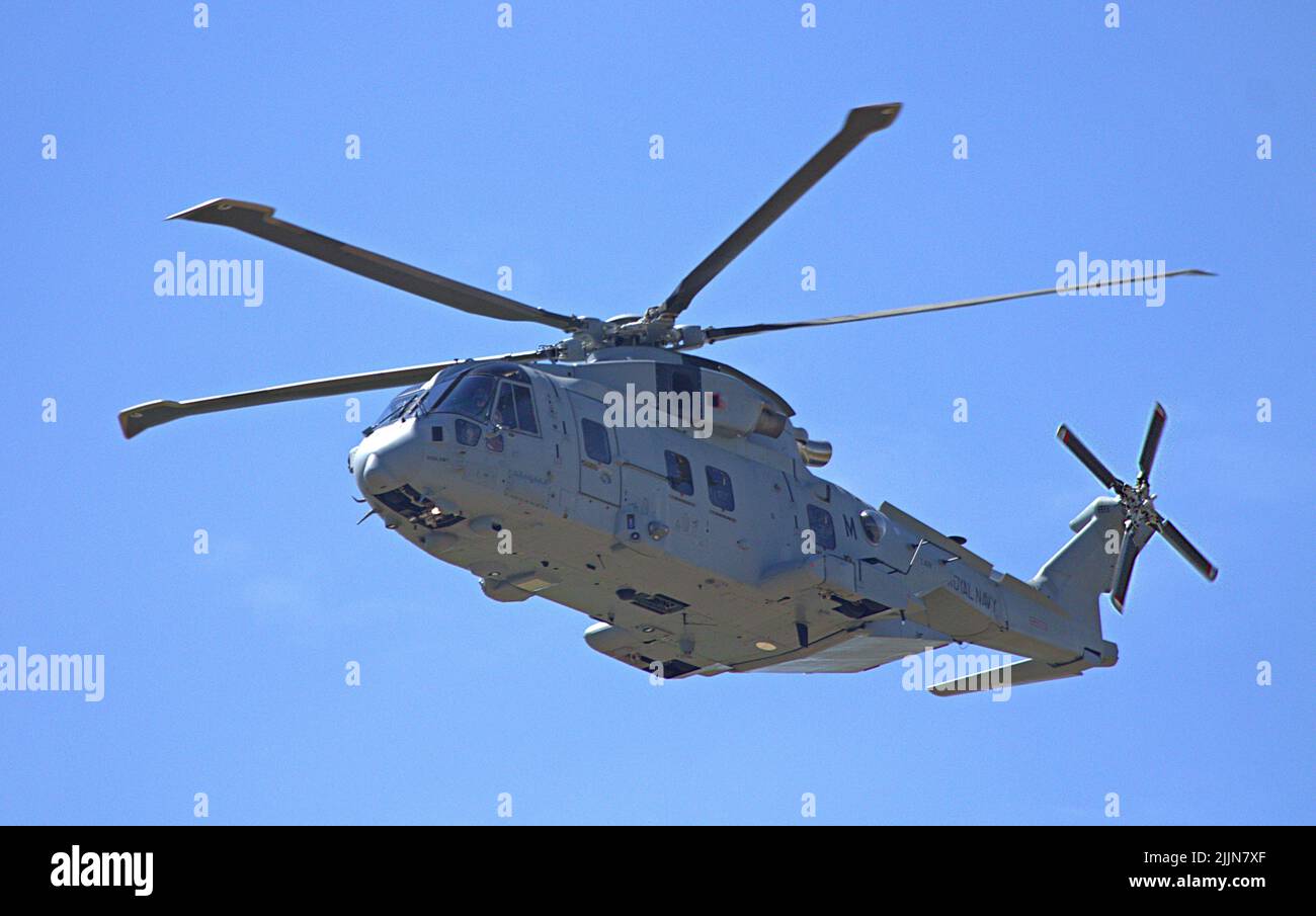 Elicottero Royal Navy Merlin in volo con cielo blu Foto Stock