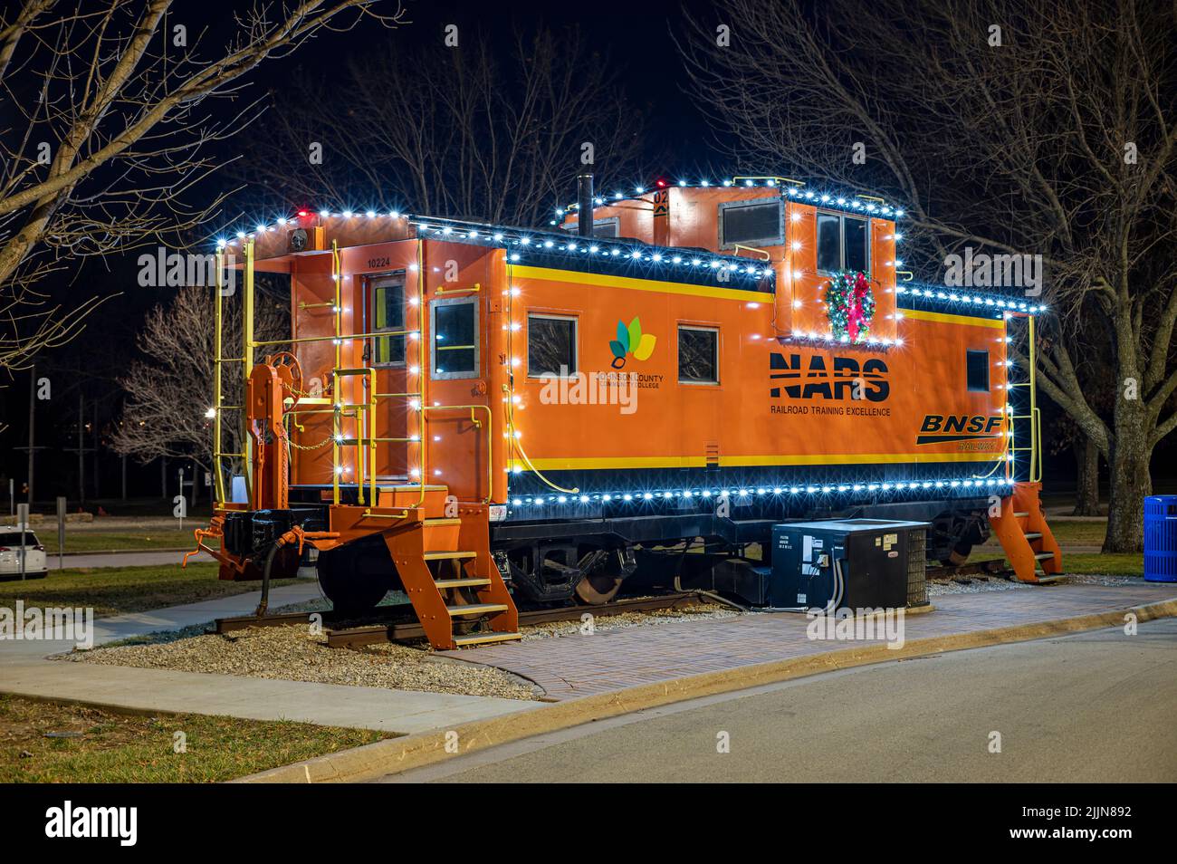 Una bella foto della National Academy of Railroad Sciences Caboose con luci per le vacanze in Kansas, Stati Uniti Foto Stock