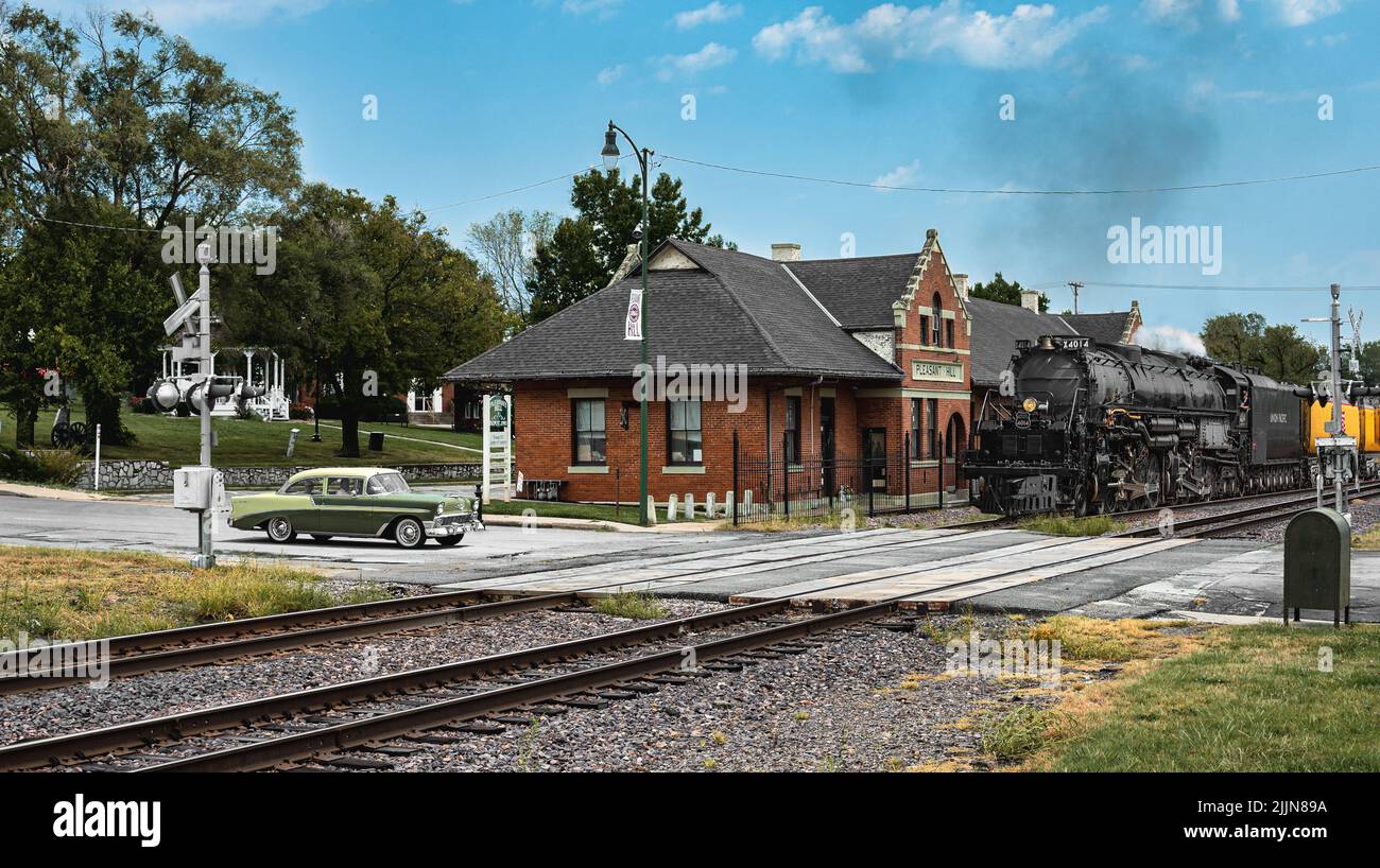 Una bella foto del restaurato Missouri Pacific Depot con la Union Pacific Big Boy contro il cielo blu in una giornata di sole nel Missouri, Stati Uniti Foto Stock