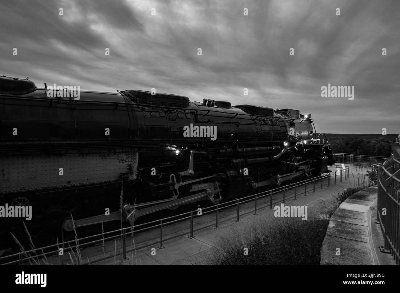 Una foto in scala di grigi della locomotiva Union Pacific Big Boy in mostra contro il cielo nuvoloso nel Nebraska, Stati Uniti Foto Stock