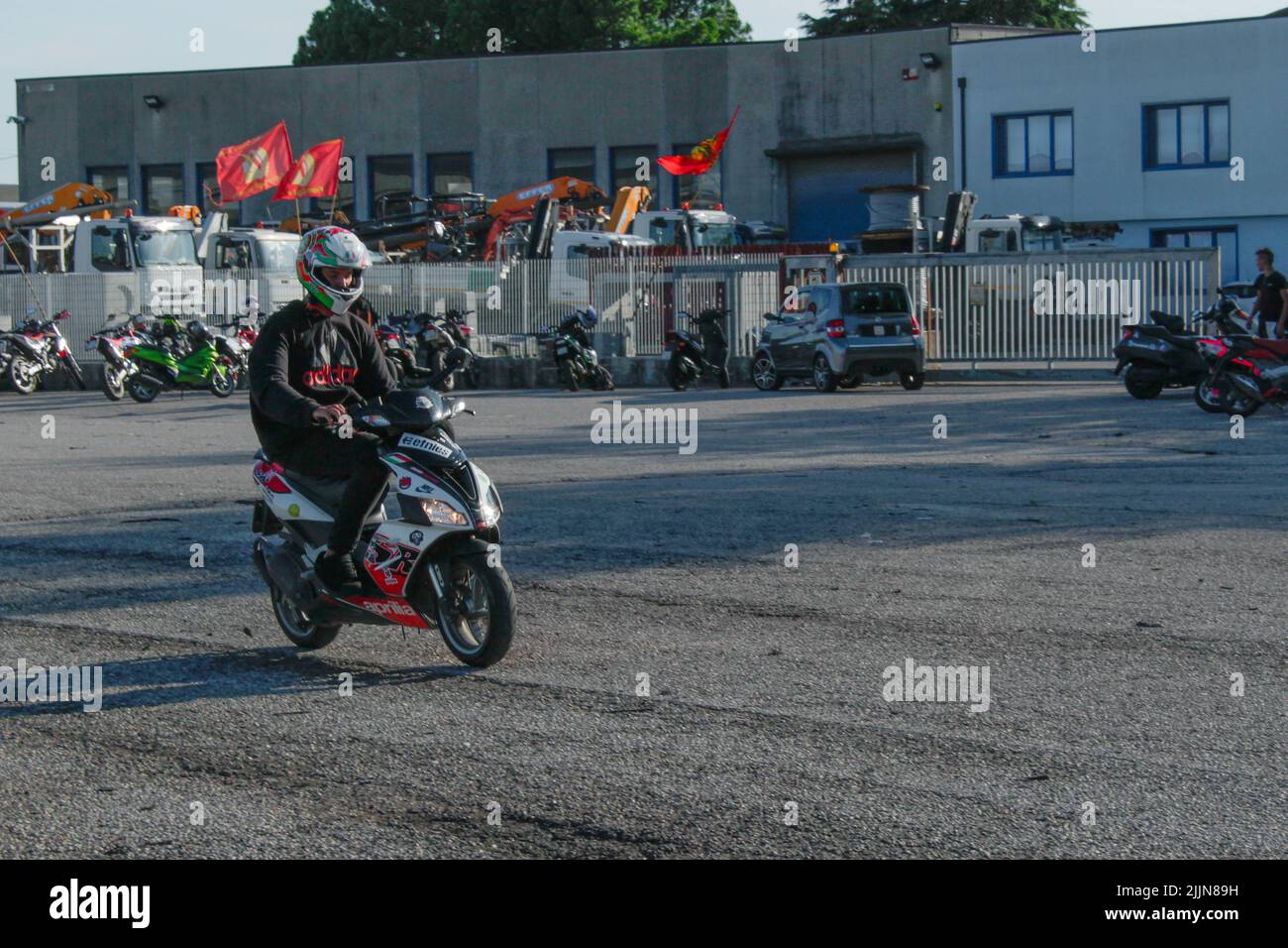 Un motociclista maschile che indossa un casco e guida la sua moto durante una competizione Foto Stock