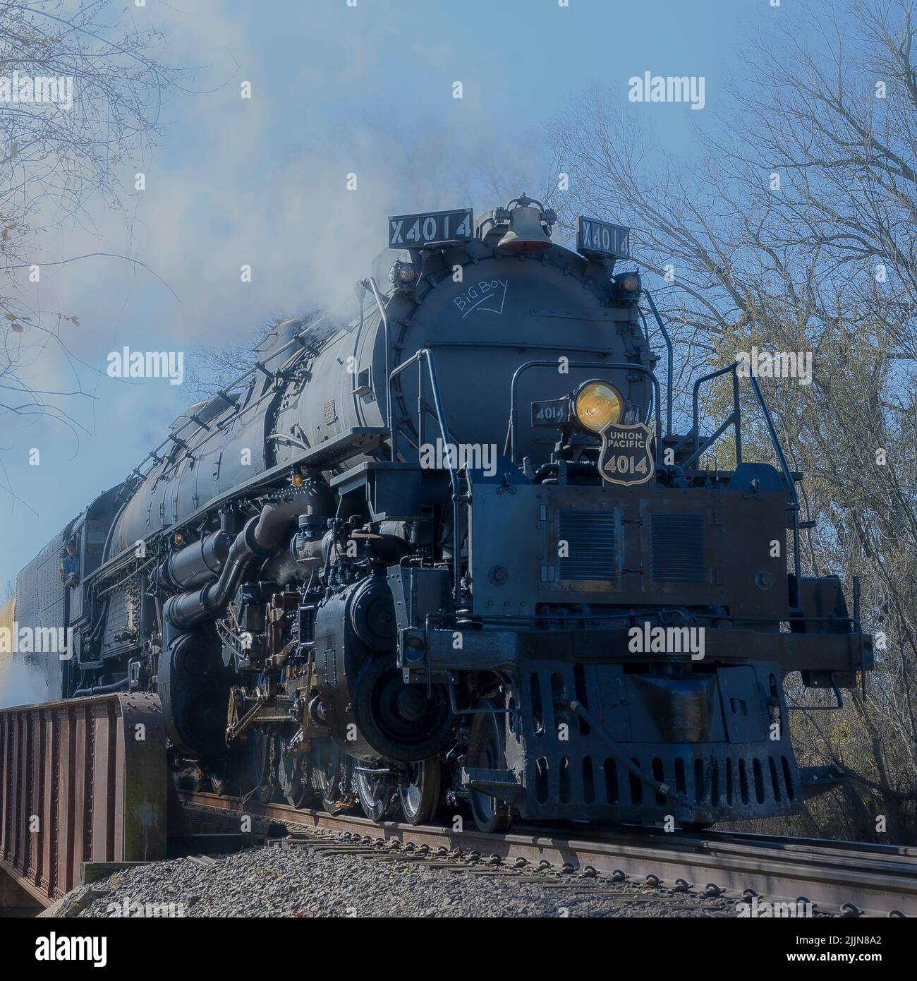 Un bel colpo di locomotiva Union Pacific Big Boy in un giorno di caduta croccante contro il cielo blu nuvoloso in Kansas, Stati Uniti Foto Stock
