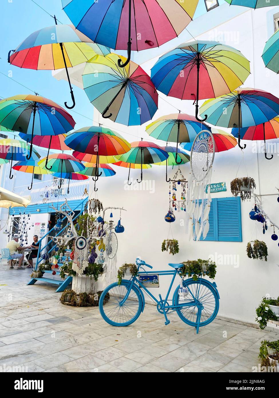 Un colpo verticale delle belle decorazioni con ombrelloni colorati, Dreamcatcher e bicicletta. Bodrum, Turchia Foto Stock