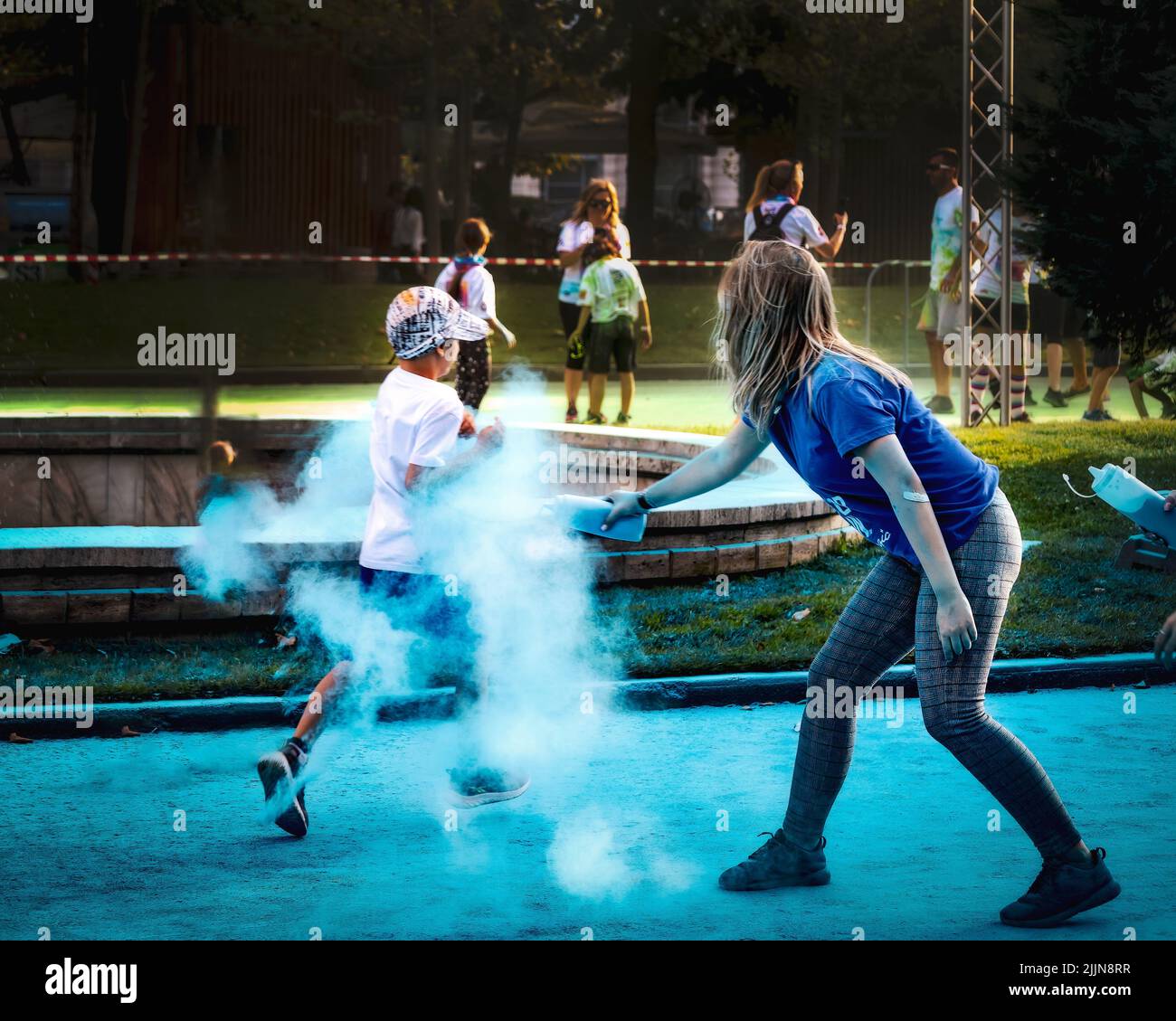 Le persone che godono di divertimento a colori corrono nel parco di Bucarest, Romania Foto Stock