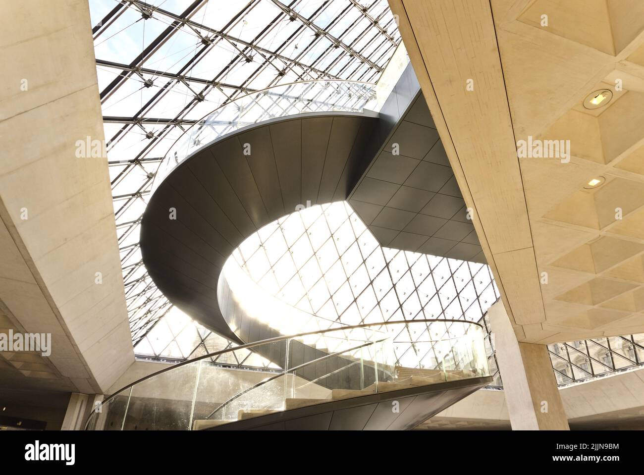 La parte superiore della piramide di vetro e la scala nella lobby principale al Museo del Louvre, Parigi, Francia Foto Stock