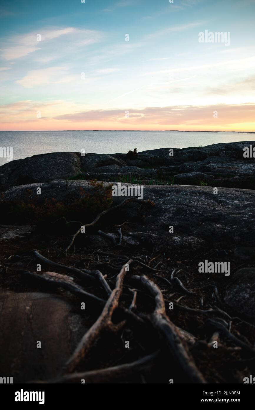 Un colpo verticale del tramonto nella costa meridionale. Zona di Helsinki, Kirkkonummi, Finlandia. Foto Stock
