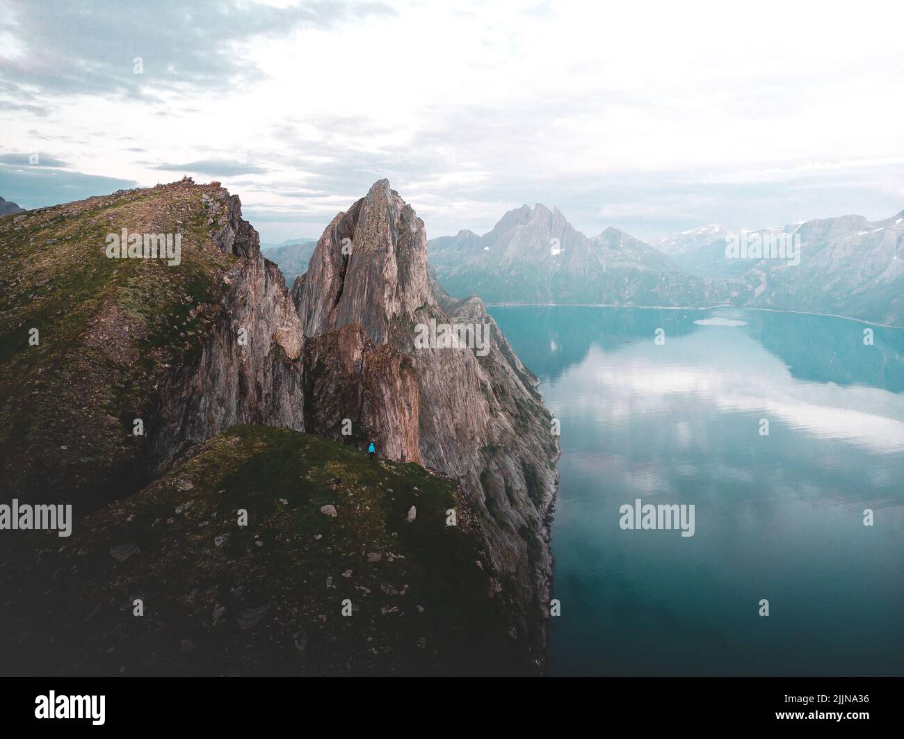 Una bella vista di una cima rocciosa a Senja Island, Norvegia Foto Stock
