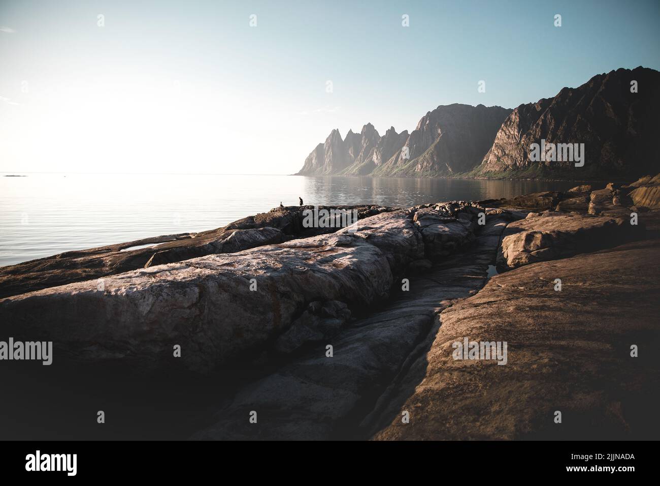 Una splendida vista panoramica delle montagne del Diavolo, Tingeneset, Okshortan, Senja, Norvegia Foto Stock