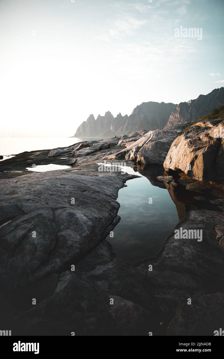 Una vista panoramica delle montagne dei denti del Diavolo, Tungeneset, Okshortan, Senja, Norvegia Foto Stock