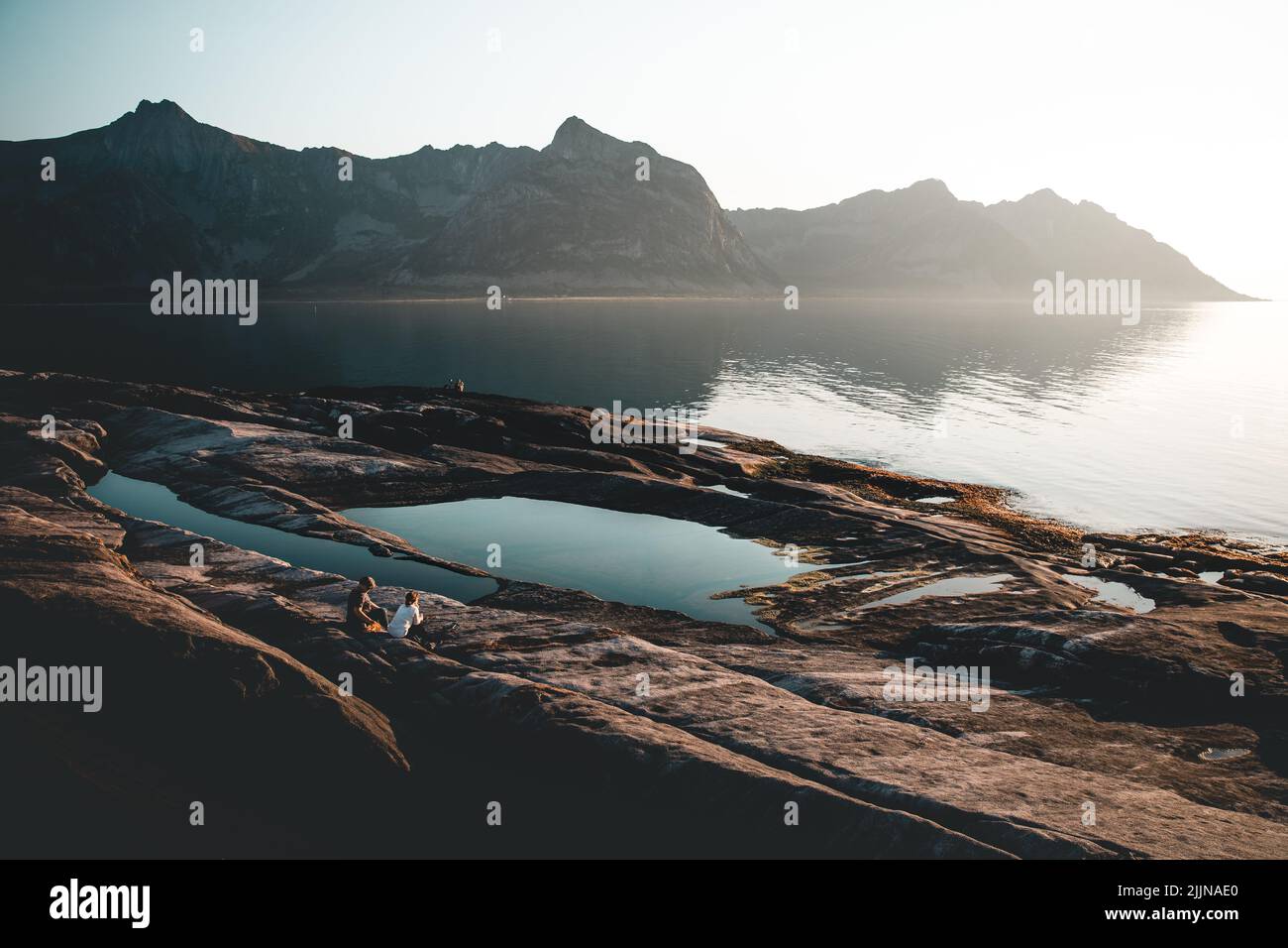 Una splendida vista panoramica sulle scintillanti acque del lago e sulle verdi colline Foto Stock