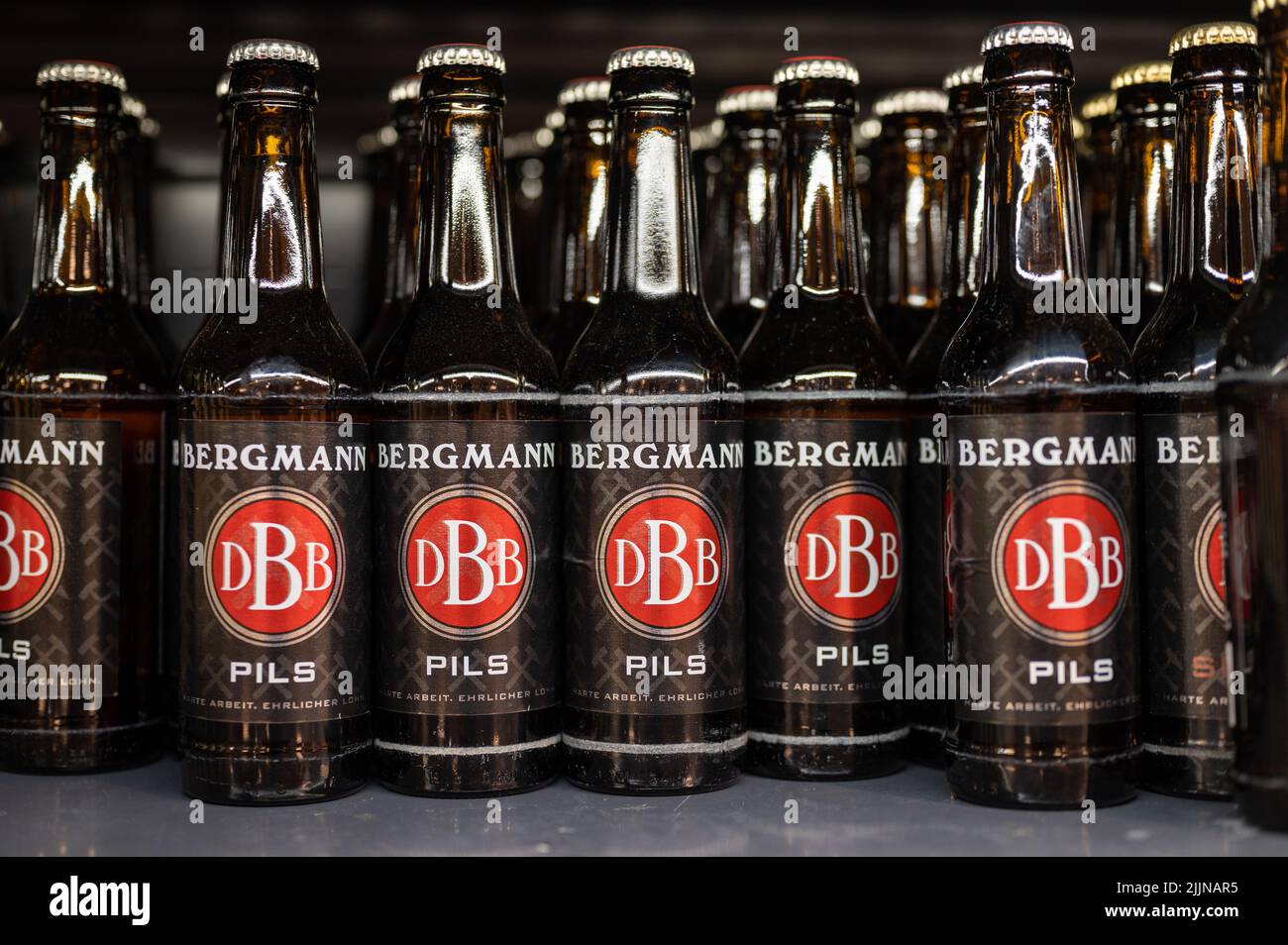 Le bottiglie di Bergman fabbricavano birra da Dortmund su uno scaffale in un supermercato Foto Stock