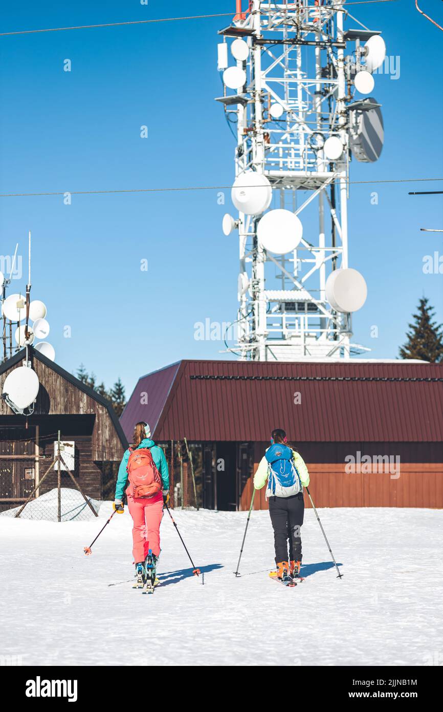 Un colpo verticale di sciatori che saliscono sul sentiero Pansky Diel vicino a Banska Bystrica, Slovacchia Foto Stock