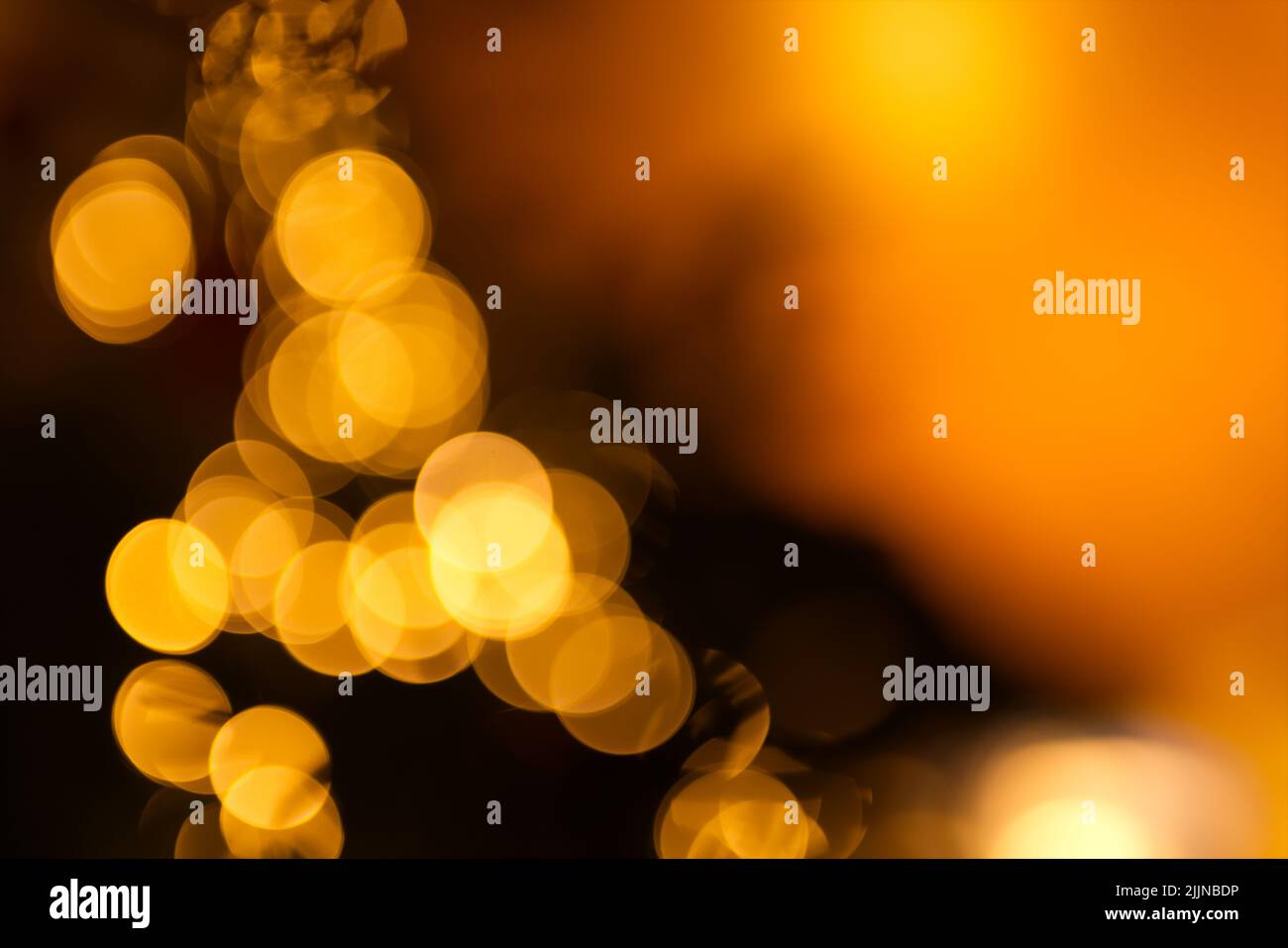 Il bel bokeh arancione illumina lo sfondo. Foto Stock