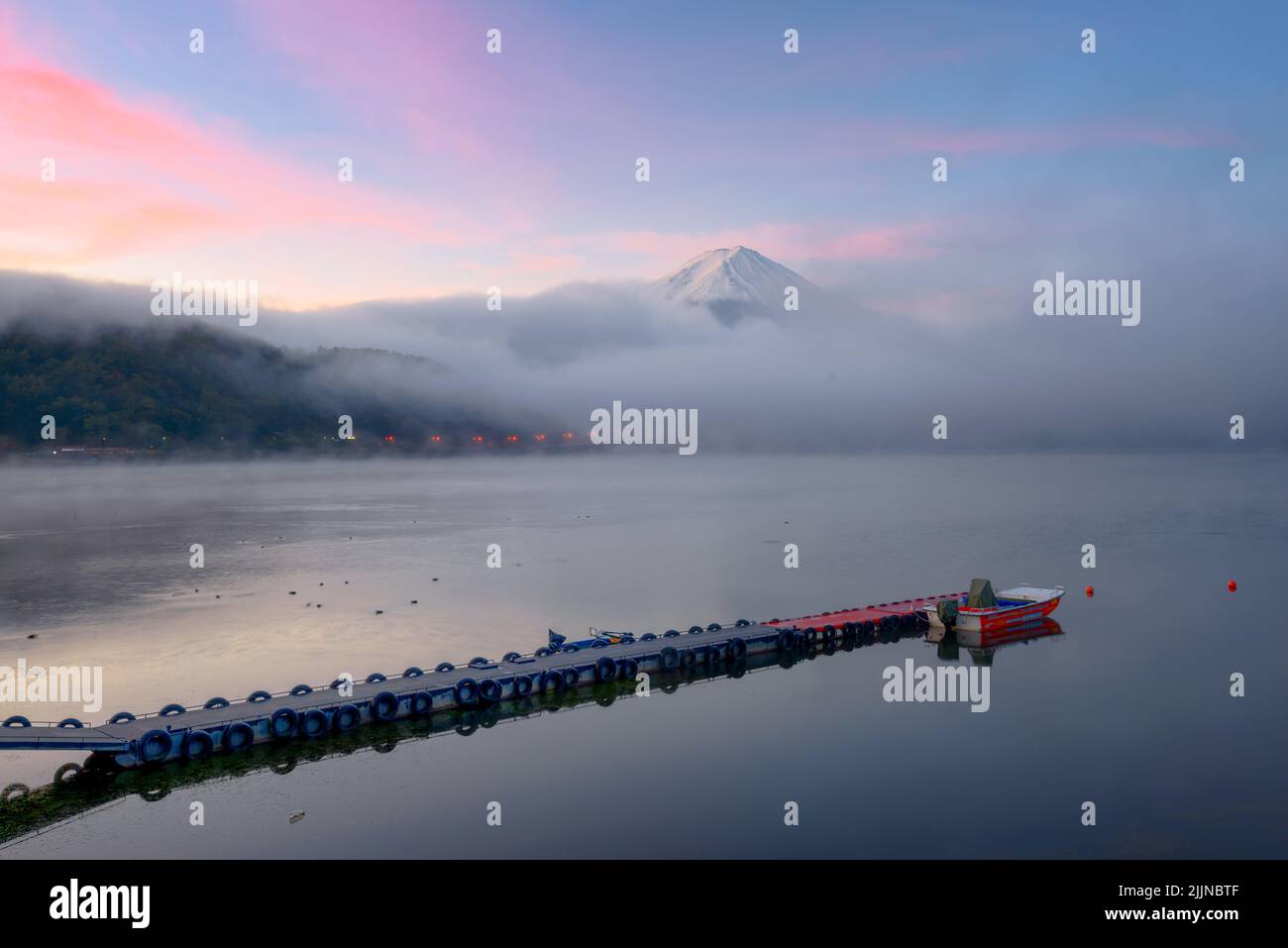 Mt. Fuji sopra il Lago Kawaguchi, Giappone con nebbia che rotola all'alba. Foto Stock