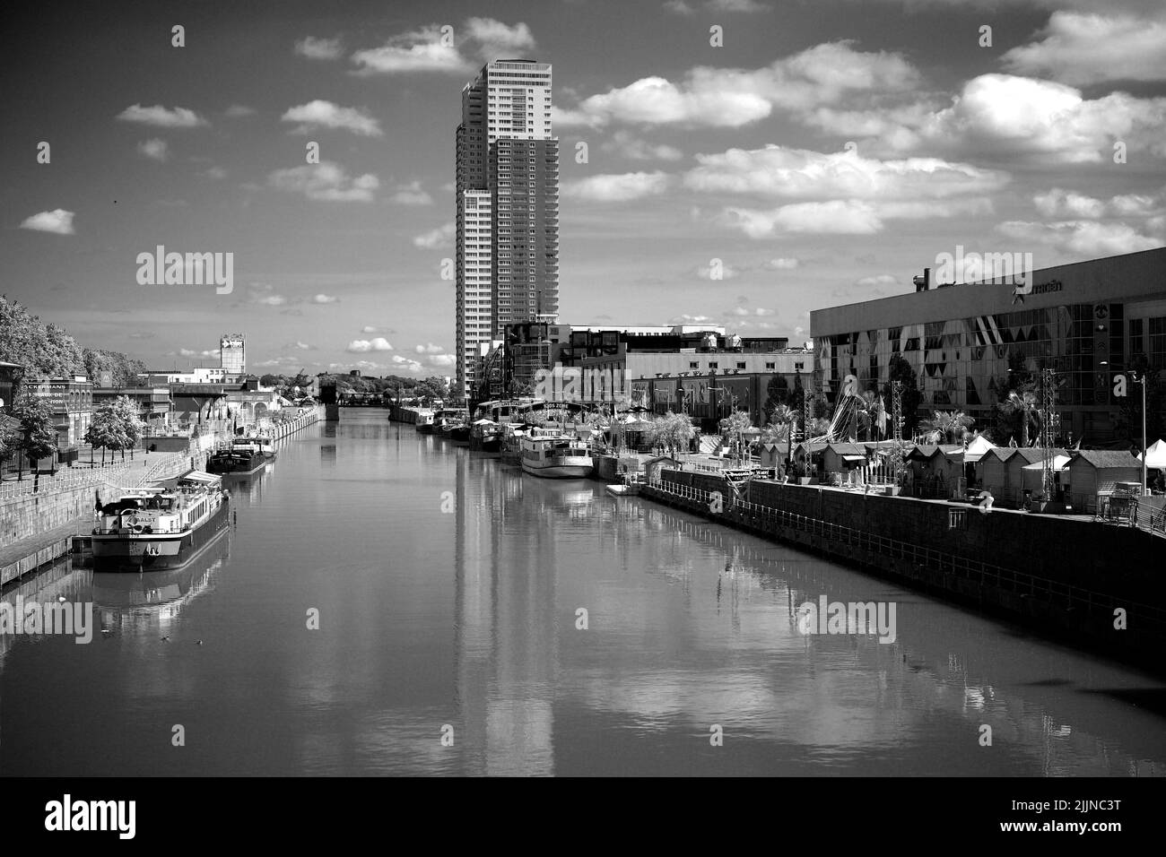 Una foto in scala di grigi della torre Up Site lungo il canale di Bruxelles, Belgio Foto Stock