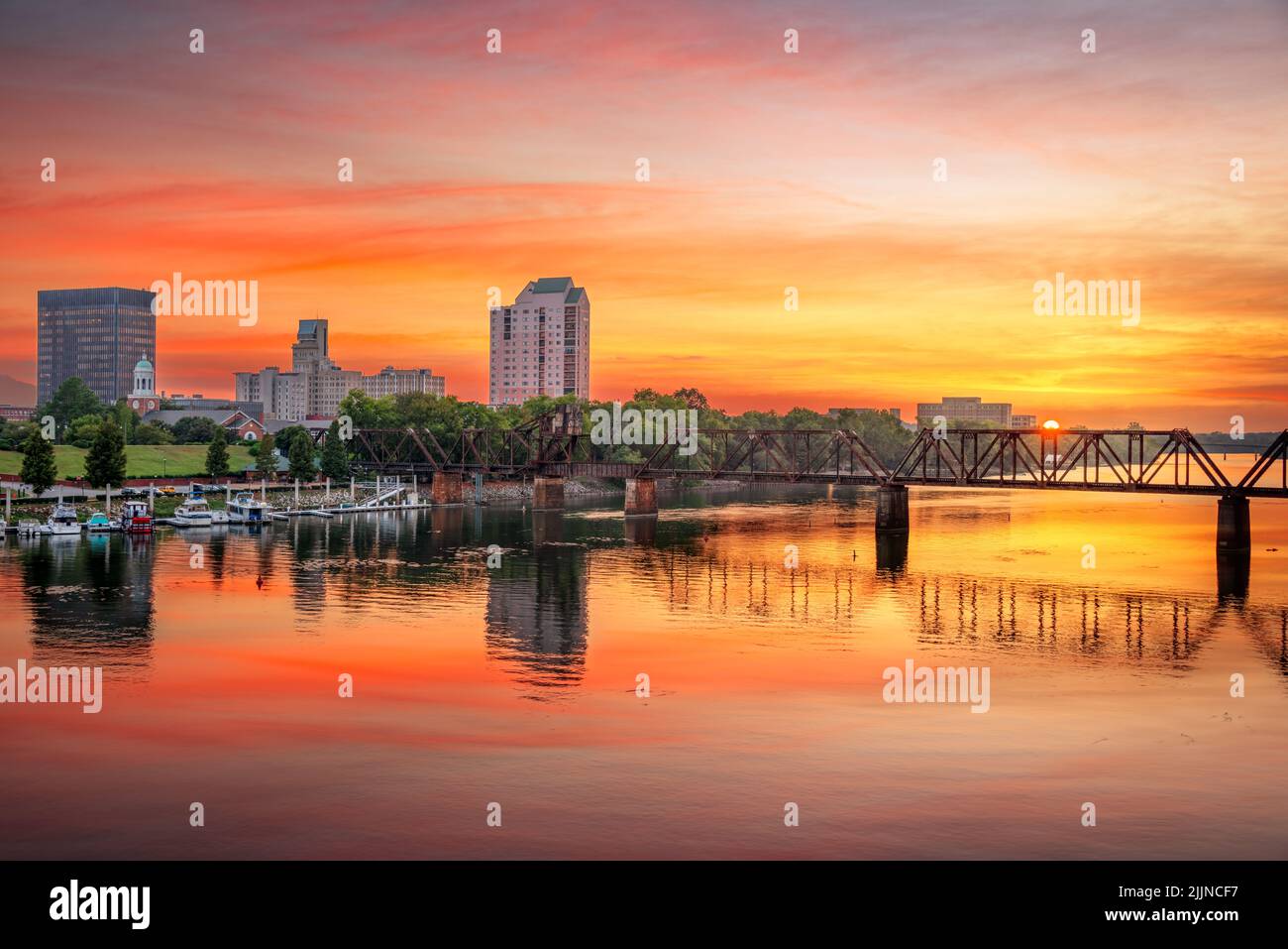 Augusta, Georgia, USA skyline del centro sul fiume Savannah al tramonto. Foto Stock