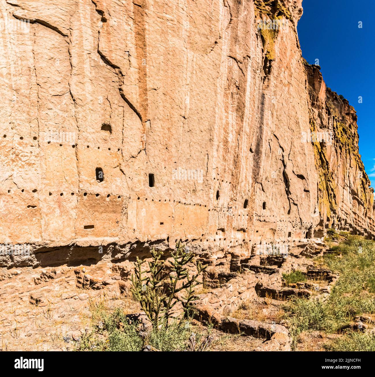 Resti delle antiche abitazioni delle grotte di Puebloan, Monumento Nazionale di Bandelier, New Mexico, USA Foto Stock