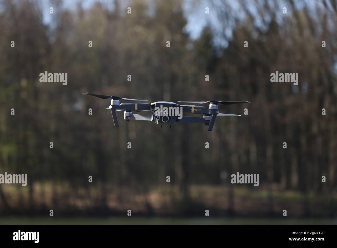 Primo piano di DJI Mavi pro drone durante il volo in un'area boschiva Foto Stock
