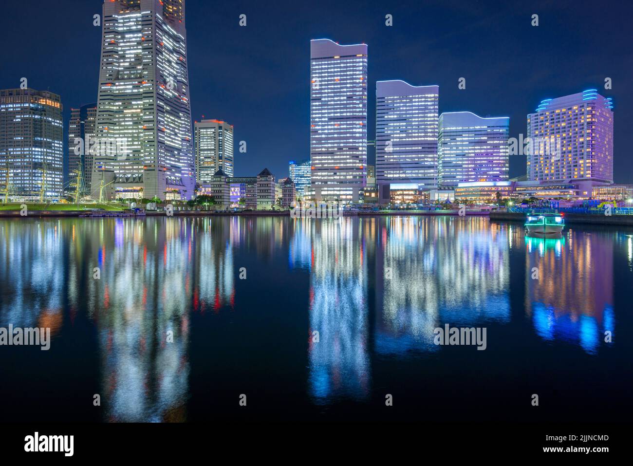 Yokohama, Giappone moderno e alto paesaggio urbano a Minato-mirai di notte. Foto Stock