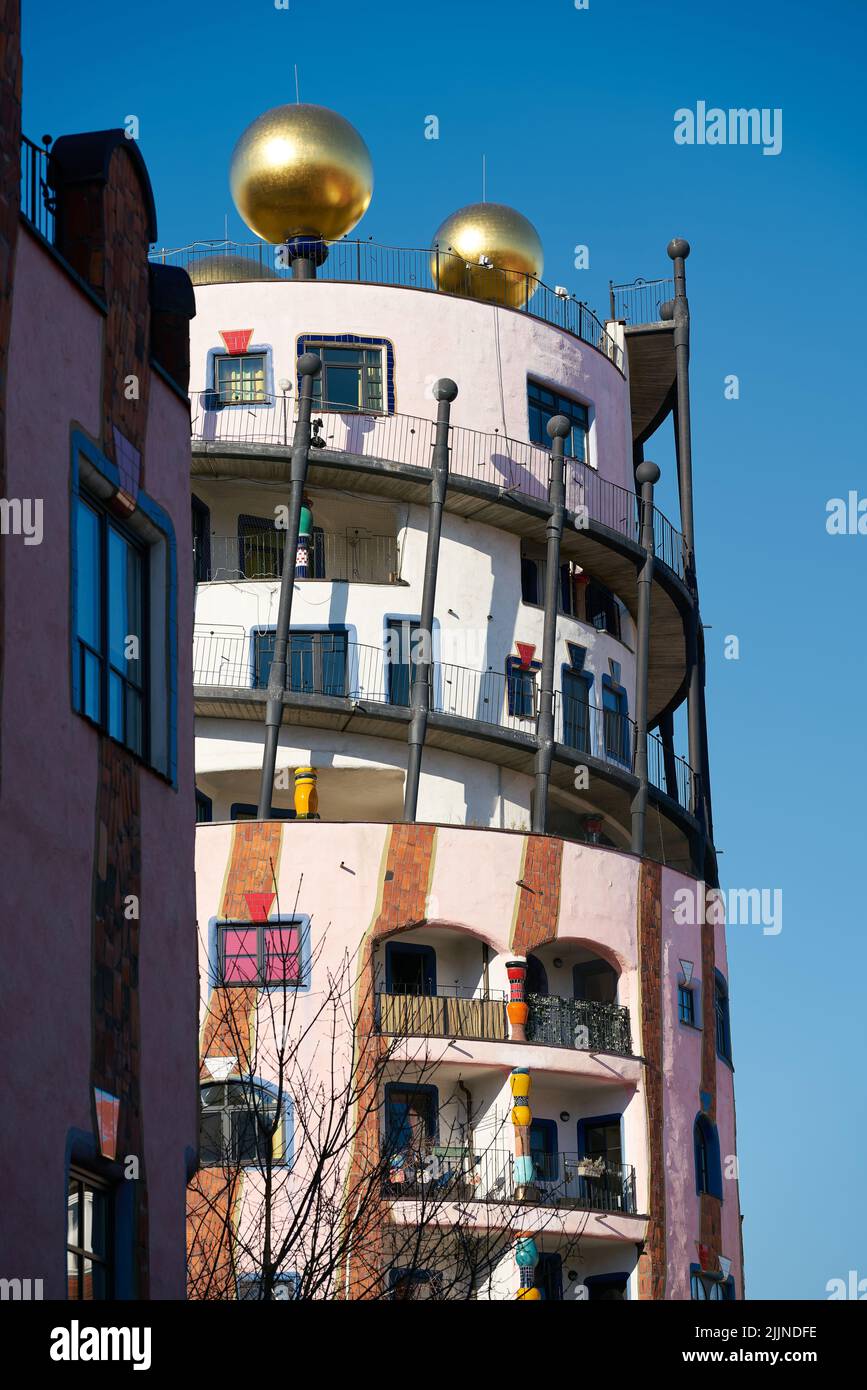 Dettaglio della Hundertwasserhaus di Magdeburg, l'ultimo progetto dell'architetto Hundertwasser, preso da una strada pubblica nel centro della città Foto Stock