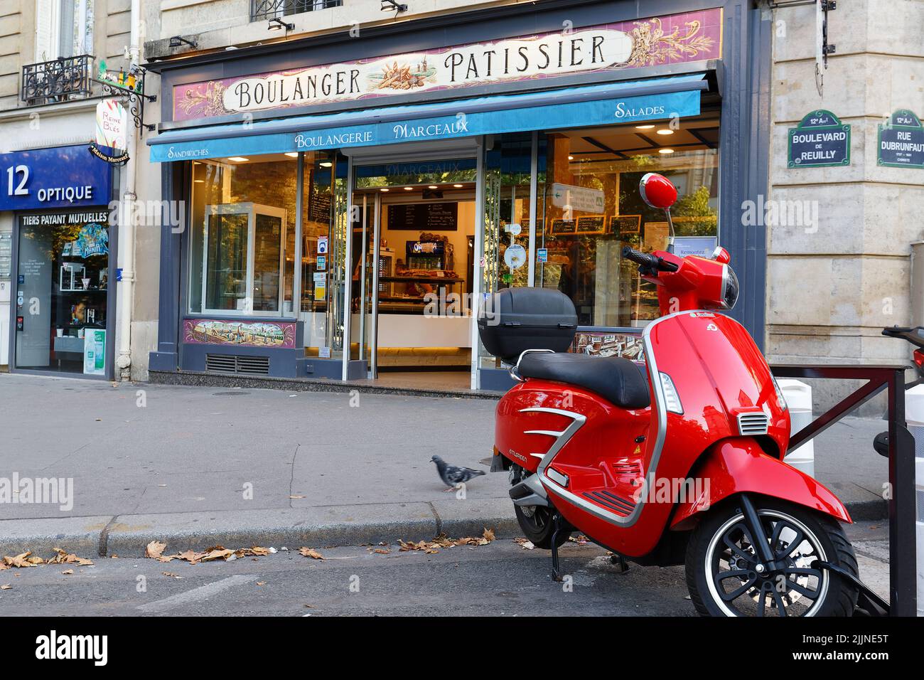 La panetteria d'epoca e la pasticceria Marceaux e scooter d'epoca in primo piano. Si trova in viale Reuilly nel 12th distretto di Parigi. Francia. Foto Stock