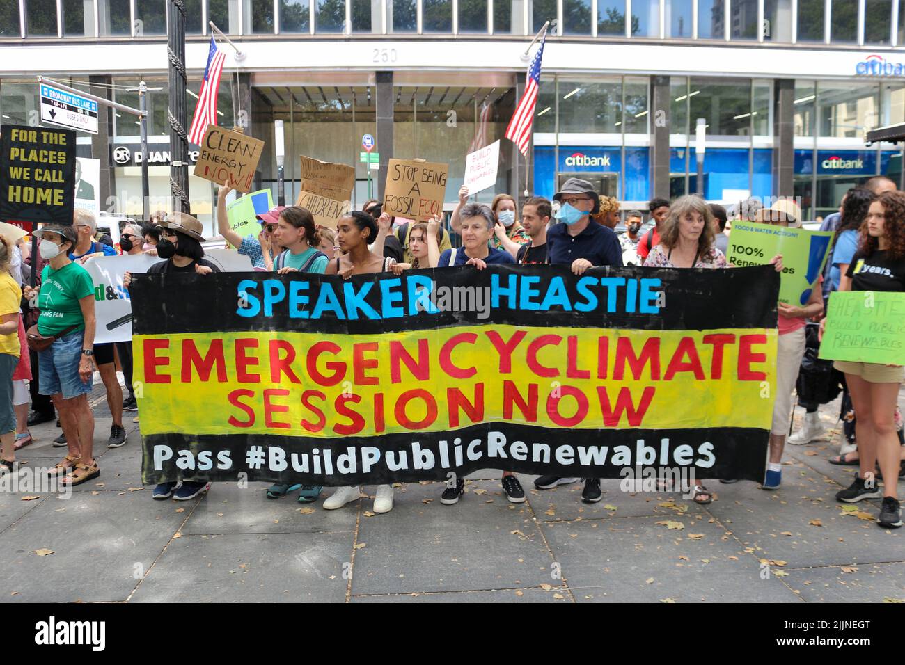 I manifestanti hanno cartelli e striscioni davanti al municipio di New York City chiedendo le fonti rinnovabili pubbliche per la giustizia climatica il 27 luglio 2022. Foto Stock