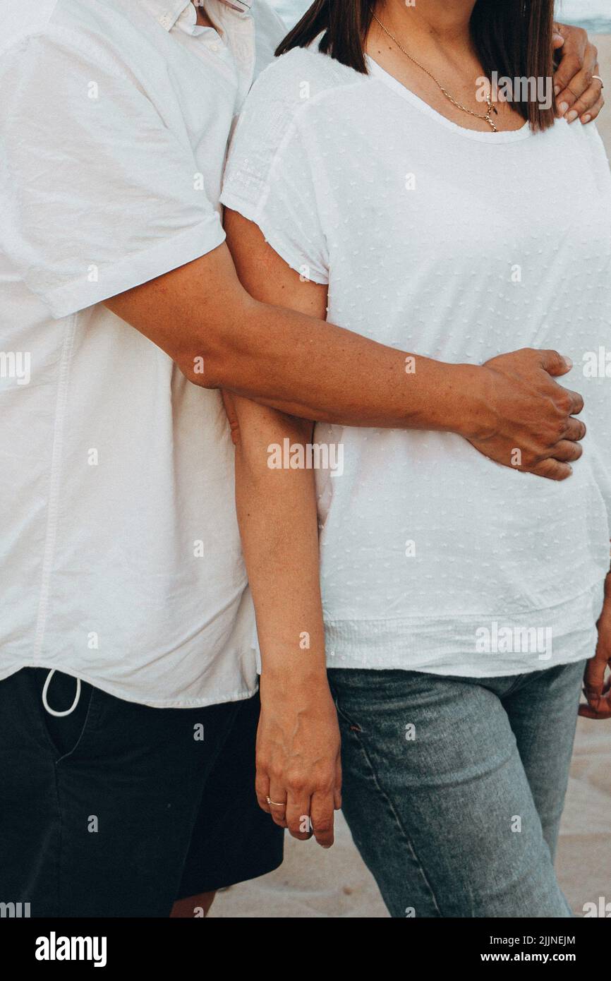 Un dolce abbraccio la moglie alla spiaggia di Esplanada, Spagna Foto Stock