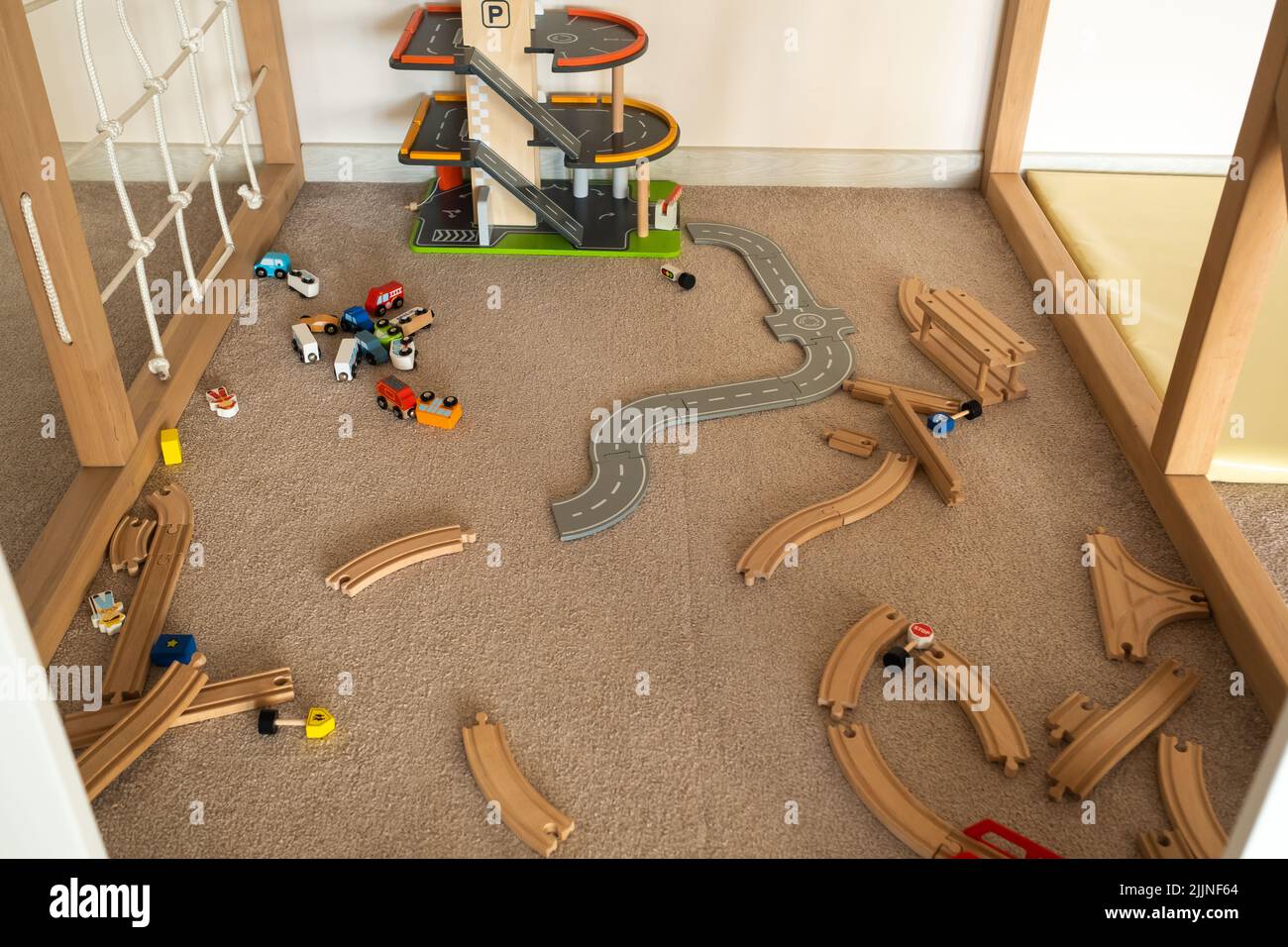 Un kit di costruzione stradale in legno sparso sul pavimento. Giochi per bambini. Foto Stock