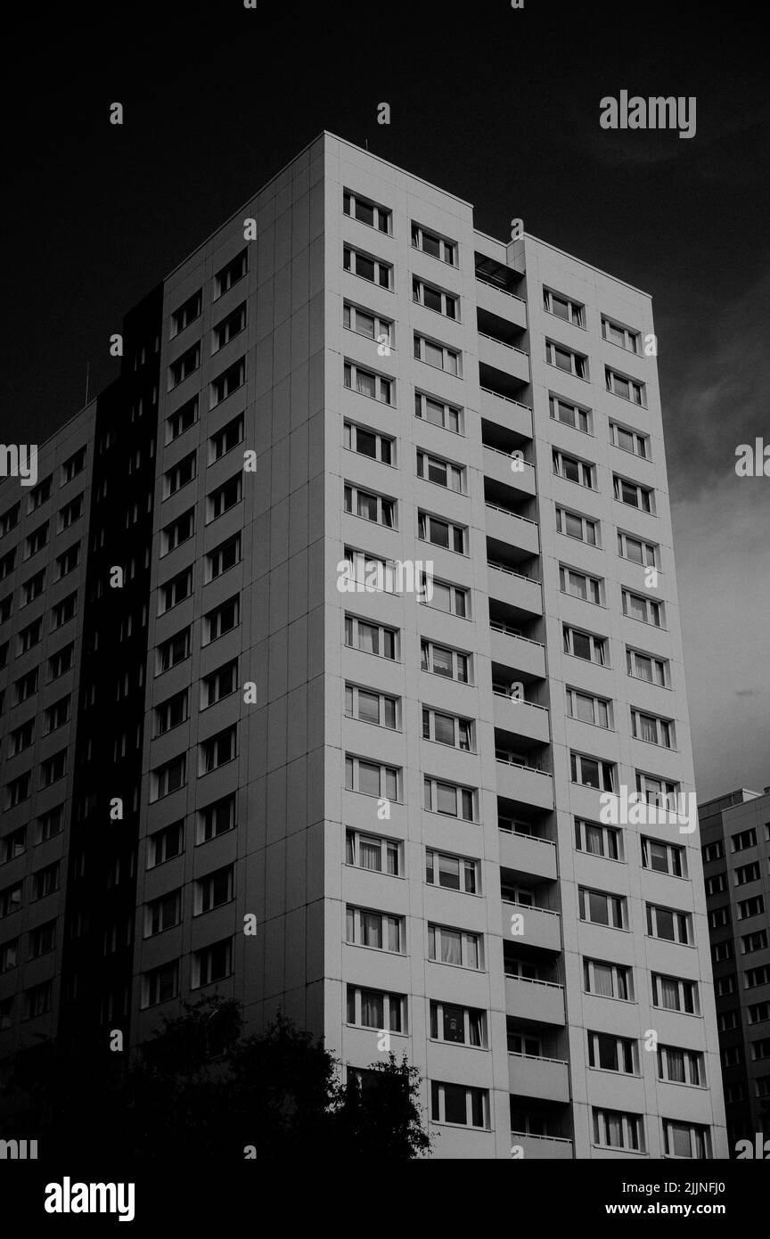Una foto verticale in bianco e nero di un moderno edificio residenziale Foto Stock