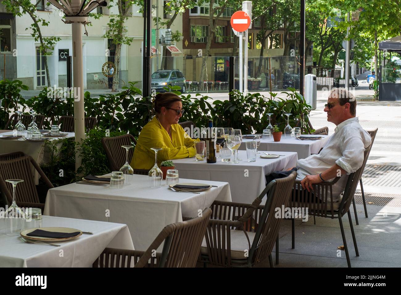 Madrid, Spagna--17 giugno 2022. Foto orizzontale di una coppia che cenano all'aperto in un caffè a Madrid. Foto Stock