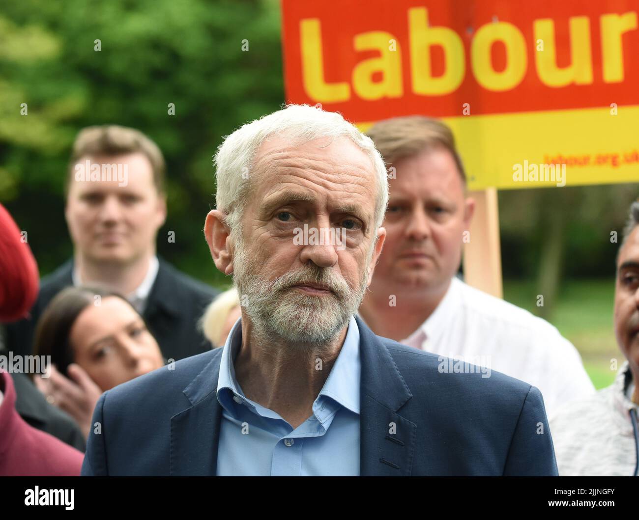 Jeremy Corbyn, leader del Partito del lavoro, celebra i risultati delle elezioni del consiglio del partito con i consiglieri e i sostenitori del lavoro di Telford & Wrekin. Travaglio gai Foto Stock