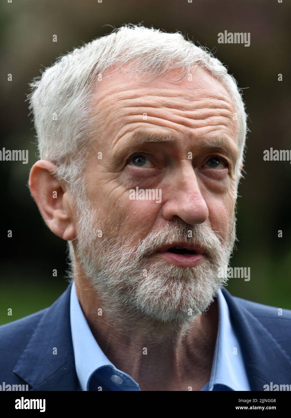 Jeremy Corbyn, leader del Partito del lavoro, celebra i risultati delle elezioni del consiglio del partito con i consiglieri e i sostenitori del lavoro di Telford & Wrekin. Travaglio gai Foto Stock