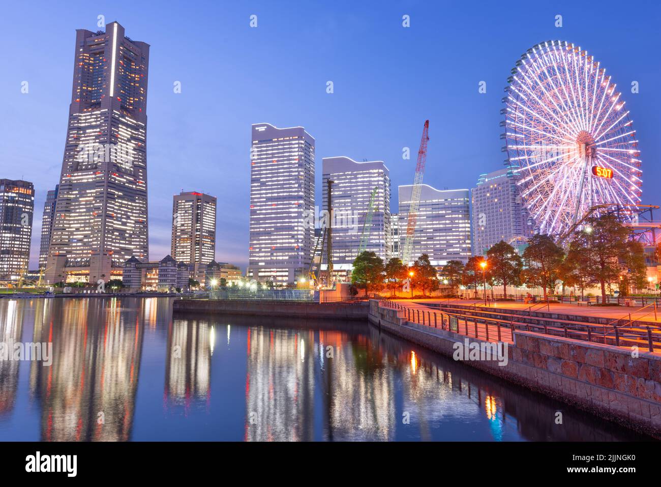 Yokohama, Giappone moderno e alto paesaggio urbano a Minato-mirai di notte. Foto Stock