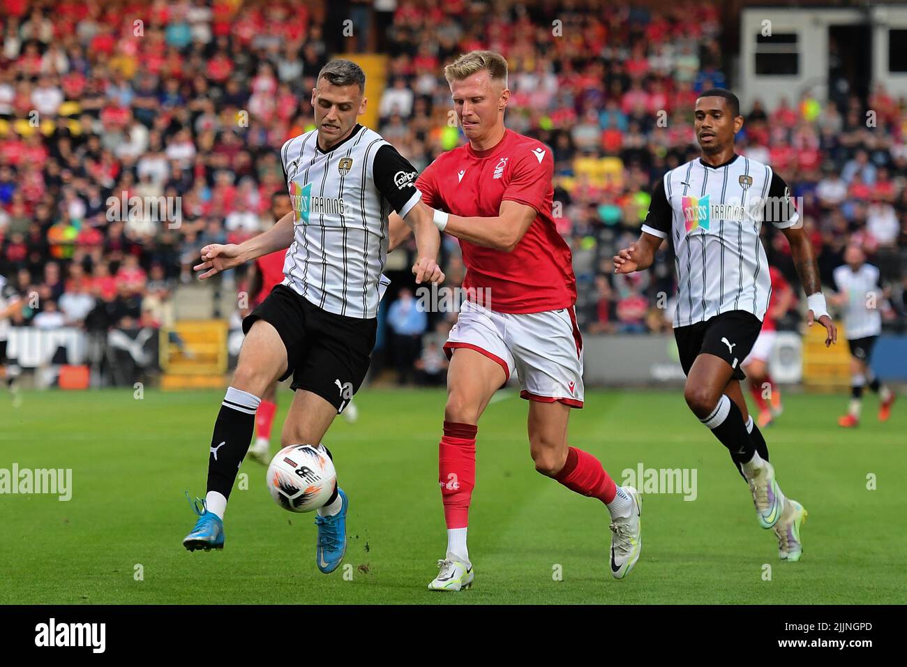 Sam Surrage of Nottingham Forest batte per la palla durante la partita di prima stagione tra Notts County e Nottingham Forest a Meadow Lane, Nottingham martedì 26th luglio 2022. (Credit: Jon Hobley | MI News) Credit: MI News & Sport /Alamy Live News Foto Stock