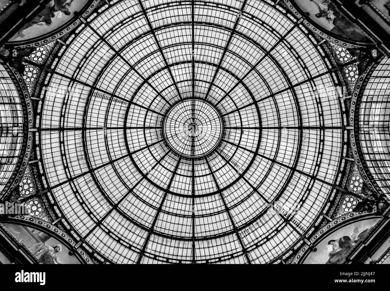 Una scenografica foto in bianco e nero di una cupola dell'edificio dall'interno Foto Stock