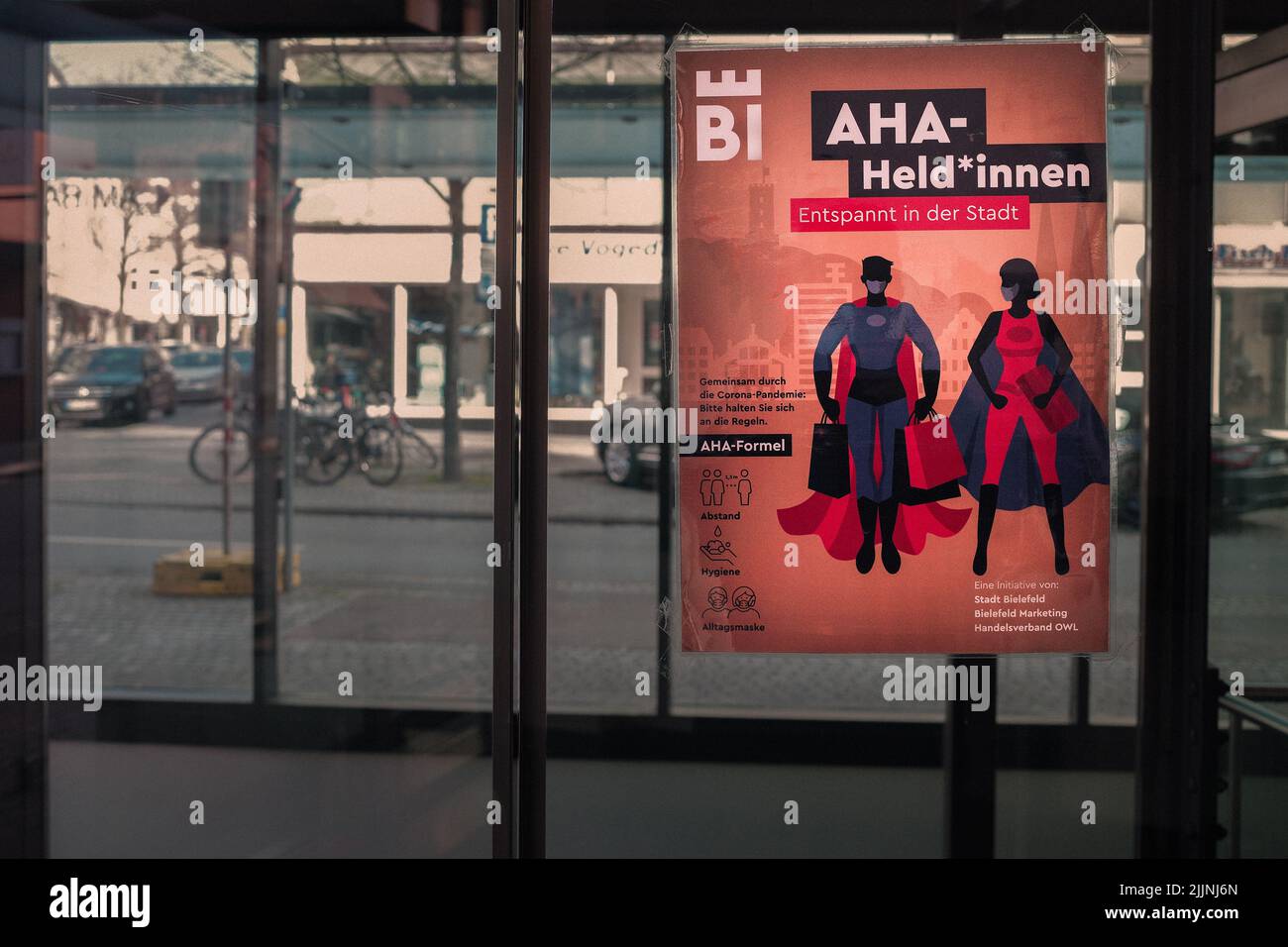 Una foto panoramica di un poster su COVID19 regole di condotta a una fermata dell'autobus a Bielefeld, Germania Foto Stock