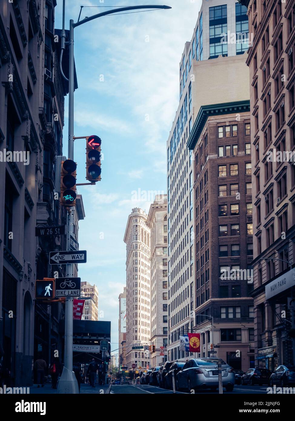 Una foto di strada verticale di New York City con l'edificio Flatiron e l'atmosfera affollata Foto Stock