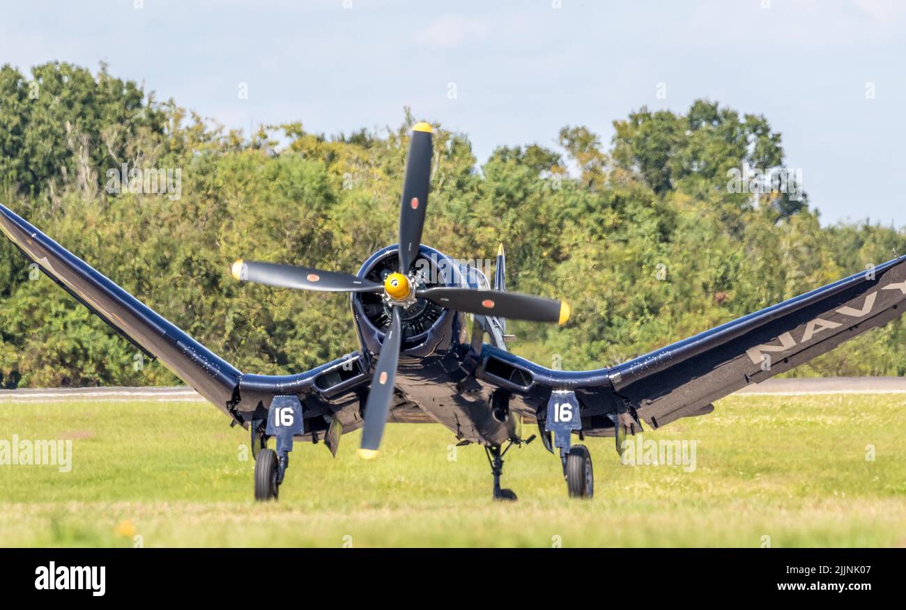 Volo legacy della Marina degli Stati Uniti con F4U Corsair al Sanford Air Show Foto Stock