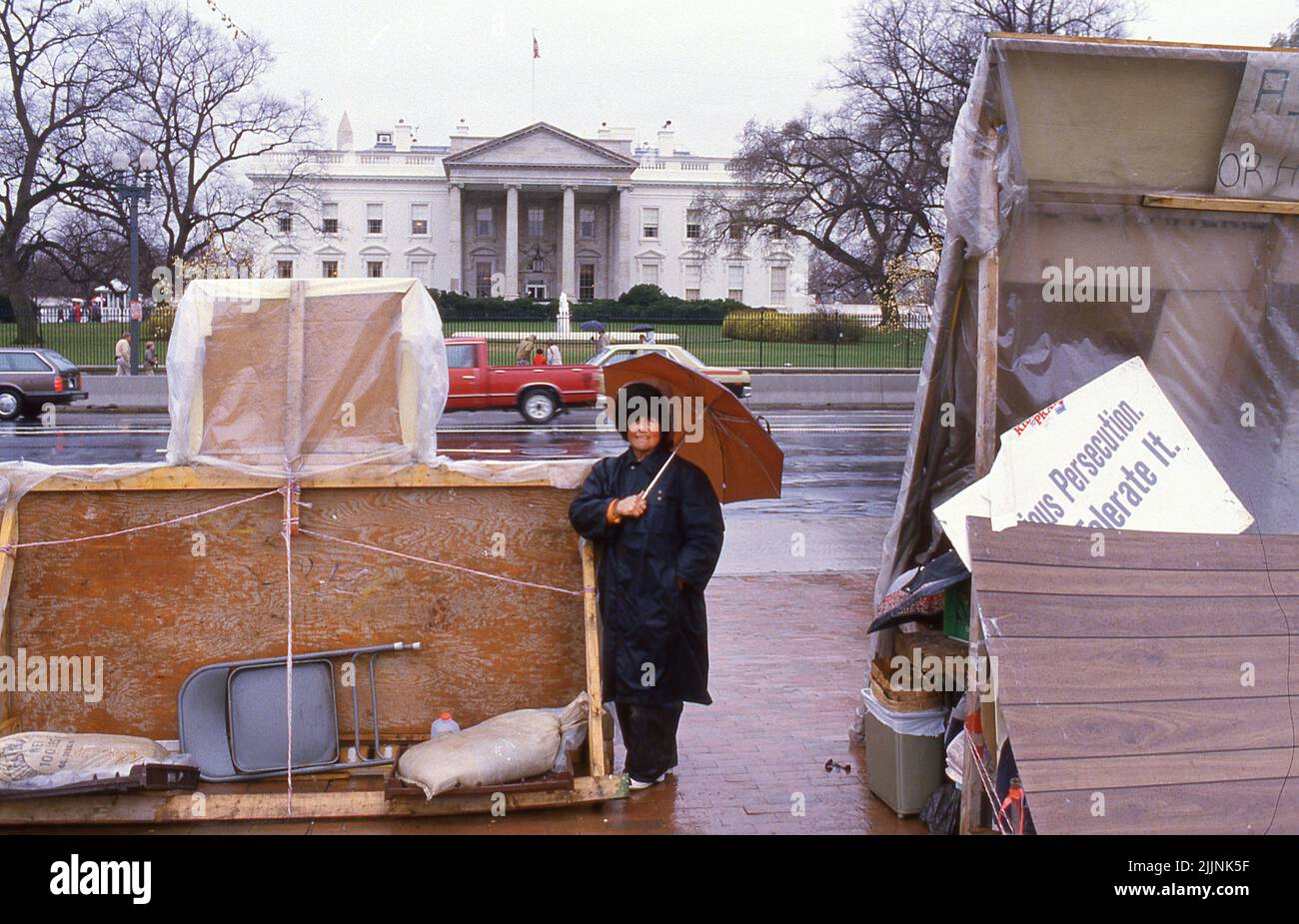 Per 32 anni, Connie Picciotto, un piccolo attivista di 77 anni, ha condotto una veglia di 24 ore contro la proliferazione nucleare da un accampamento improvvisato a Lafayette Square, vicino alla Casa Bianca. Phptpgraph di Dennis Brack Foto Stock
