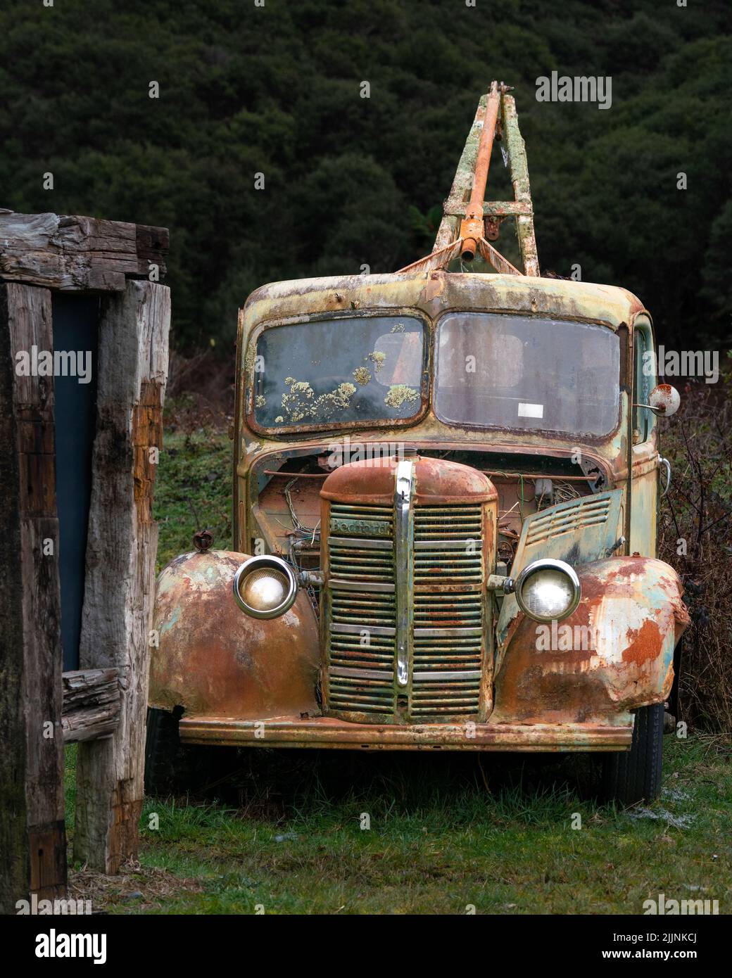 La vecchia auto arrugginita a Tangarakau Ghost Town, Nuova Zelanda Foto Stock