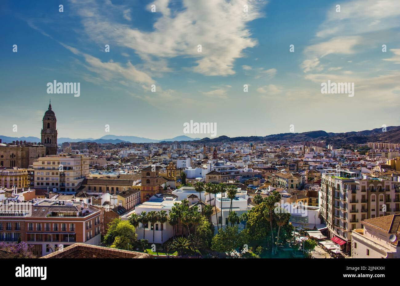 Una vista aerea della splendida città portuale di Malaga sulla Costa del Sol nel sud della Spagna in una giornata di sole Foto Stock