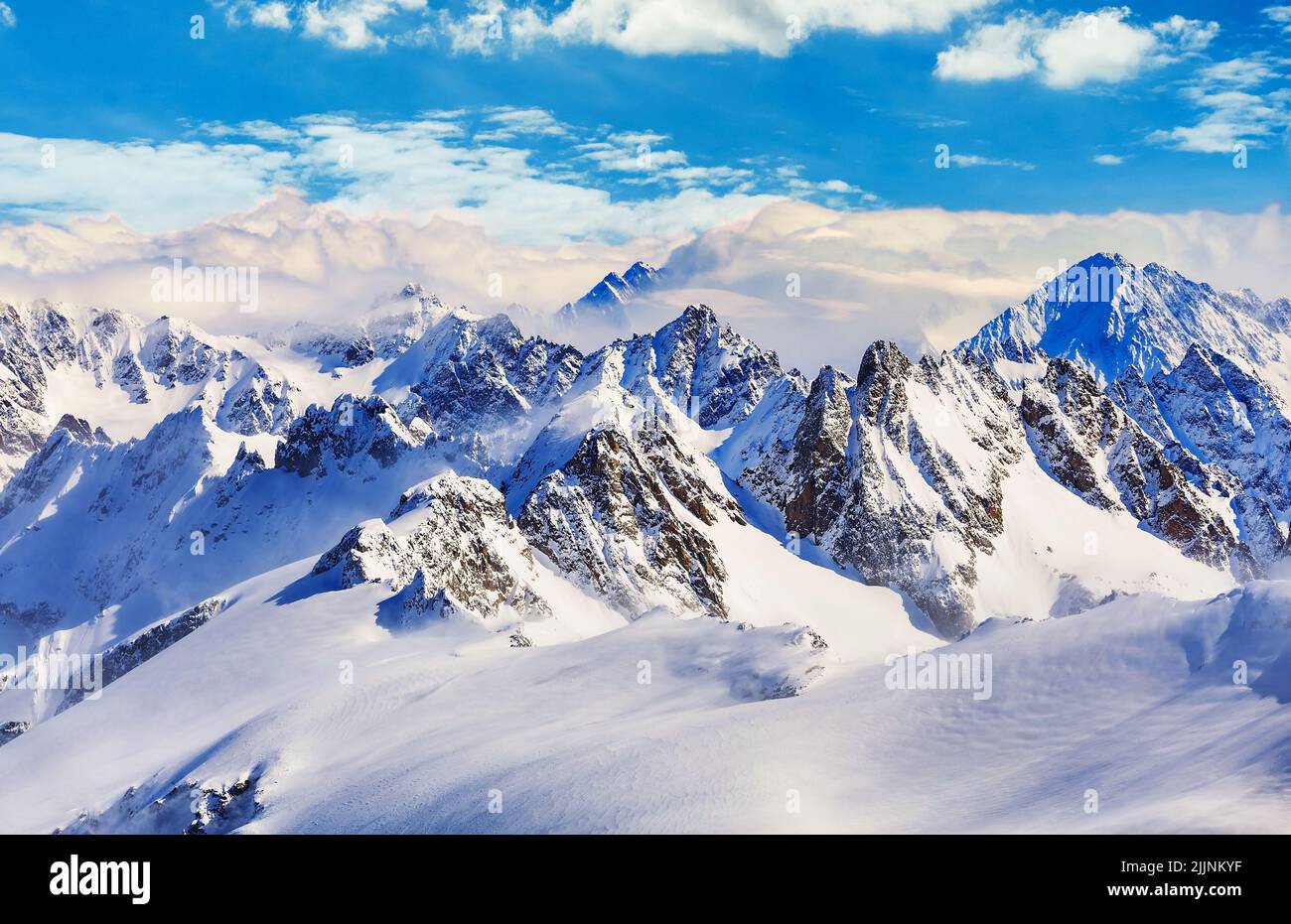 Un paesaggio mozzafiato del Monte Titlis innevato in Svizzera durante l'inverno Foto Stock