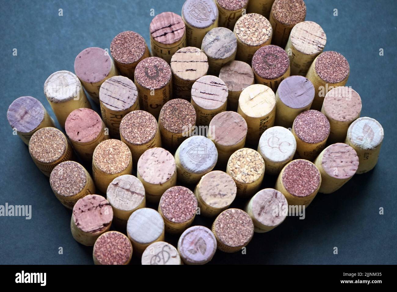 Una vista dall'alto dei tappi di vino disposti in forma quadrata Foto Stock